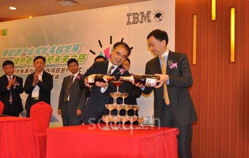 IBM大中华区副总裁姜锡岫（右）与阳光电源总经理曹仁贤（左）庆祝签约成功