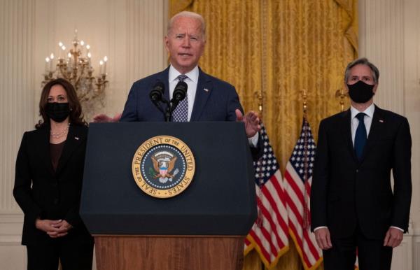 President Joe Biden, with Vice President Kamala Harris (L) and Secretary of State Antony Bl<em></em>inken, speaks a<em></em>bout the o<em></em>ngoing US military evacuations of US citizens and vulnerable Afghans, in the East Room of the White House in Washington, DC, on August 20, 2021