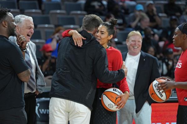 Tom Brady hugs Kelsey Plum at halftime during the game against the Co<em></em>nnecticut Sun on May 31, 2022.