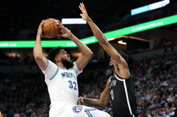 Karl-Anthony Towns looks to shoot over Nic Claxton during the Nets' loss.