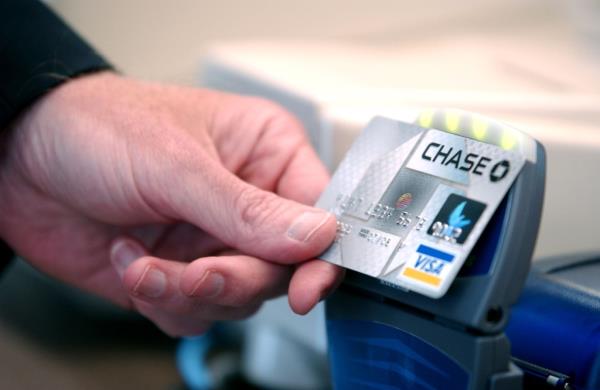 A hand displaying the new Chase Bank credit card with 'bl<em></em>ink' technology during a press co<em></em>nference at an Arby's restaurant in Denver, Colorado on June 8, 2005