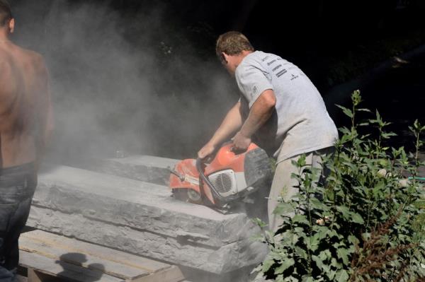 A report recommended the ban on the product to protect another generation of workers from co<em></em>ntracting silicosis.</p>

<p>　　
