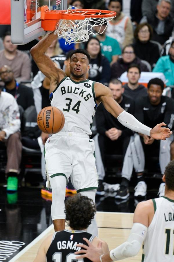 Milwaukee Bucks' Giannis Antetokounmpo dunks during the first half of the team's NBA basketball game against the San Anto<em></em>nio Spurs