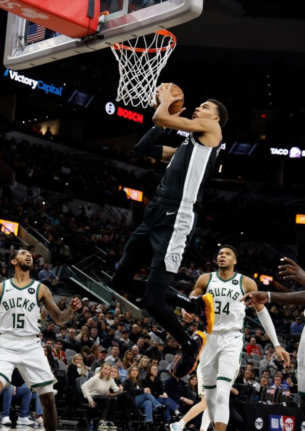 Victor Wembanyama #1 of the San Anto<em></em>nio Spurs goes up for a dunk.