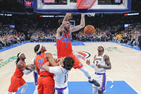 Chet Holmgren scores against the Lakers in December.