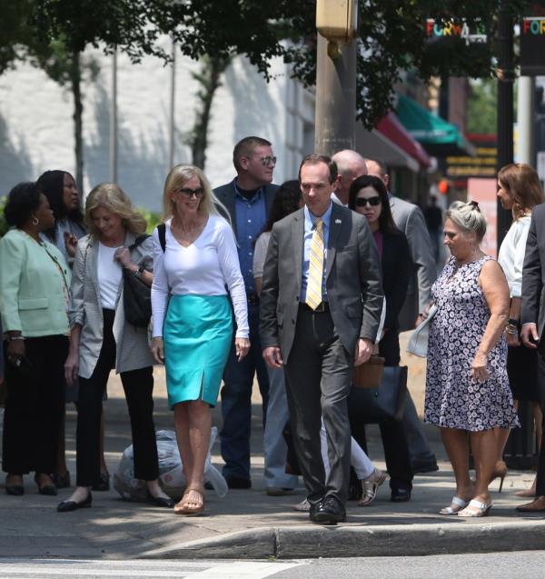 Holloway family and friends walk to The Prosecutors Office in Birmingham, Alabama.</p>

<p>　　