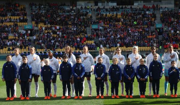 New York Post columnist Amy Swearer is calling on the USWNT to join the rest of the fans cheering them on in singing the natio<em></em>nal anthem.
