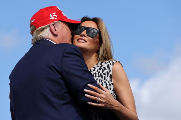 U.S. President Do<em></em>nald Trump kisses first lady Melania Trump ahead of a campaign rally outside Raymond James Stadium, in Tampa, Florida, U.S., October 29, 2020