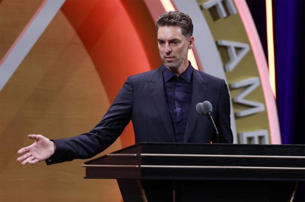 Pau Gasol officially became a member of the Basketball Hall of Fame on Saturday night.