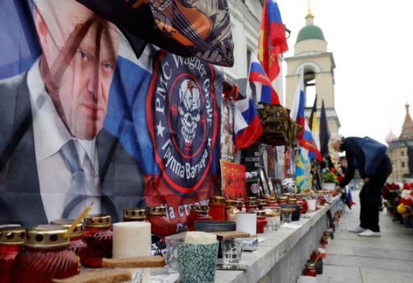 A view shows a makeshift memorial for Yevgeny Prigozhin, head of the Wagner mercenary group, and Dmitry Utkin, the group commander, in Moscow, Russia August 29, 2023. REUTERS/Maxim Shemetov