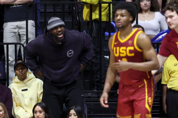 LeBron James #23 of the Los Angeles Lakers shouts to his son, Bro<em></em>nny James #6 of the USC Trojans, during Bronny's game against the California Golden Bears at Haas Pavilion on February 07, 2024 in Berkeley, California. (Photo by Ezra Shaw/Getty Images)