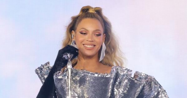 Beyo<em></em>nce performing 