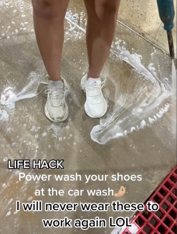 Critics recommend taking the shoes off before washing them.
