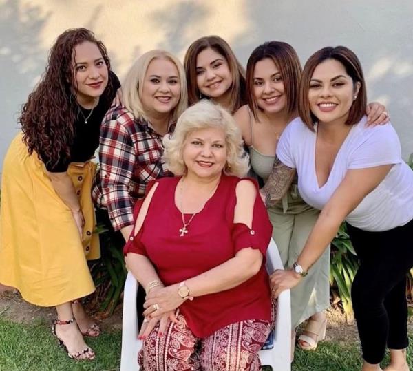 Maria del Carmen Lopez with her family</p>

<p>　　