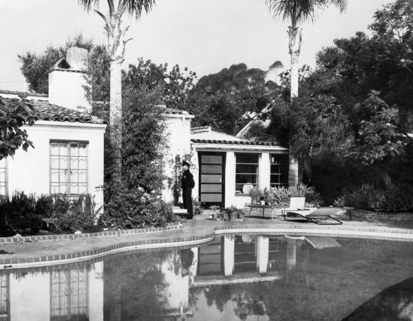 A policeman stands in front of american actress Marilyn Monroe's house, wher<em></em>e she was discovered dead,