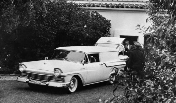 An ambulancer and a policeman paramedics carry the body of  American actress Marilyn Mo<em></em>nroe in a mortuary van, on August 05, 1962, after she was discovered dead in her house in Brentwood, Los Angeles, California.