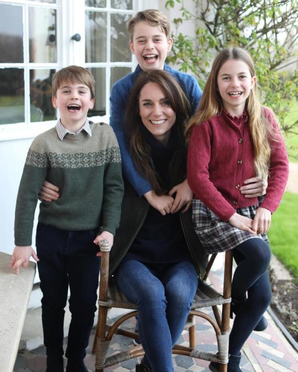 Kate Middleton poses with Prince George, Princess Charlotte and Prince Louis, 