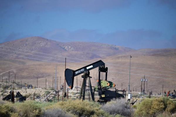 US energy companies are pulling back on investments in exploration and production despite the rise in oil prices.