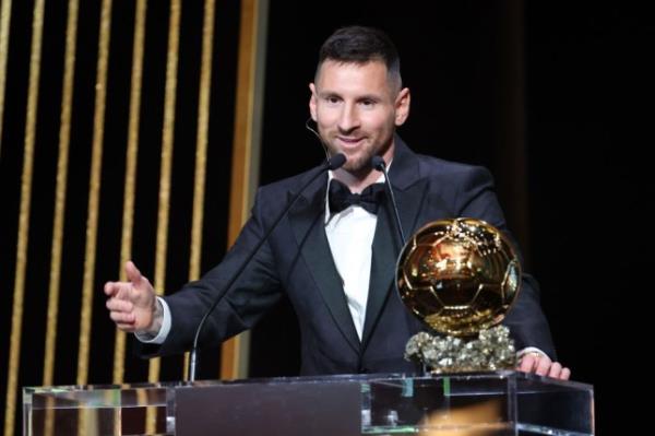 Lio<em></em>nel Messi pictured with the Ballon d'Or trophy