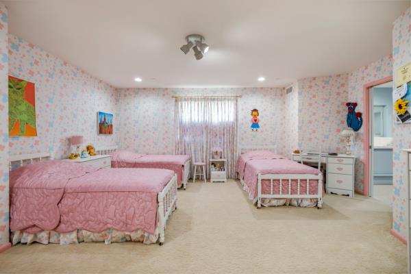 brady bunch house sold to fan