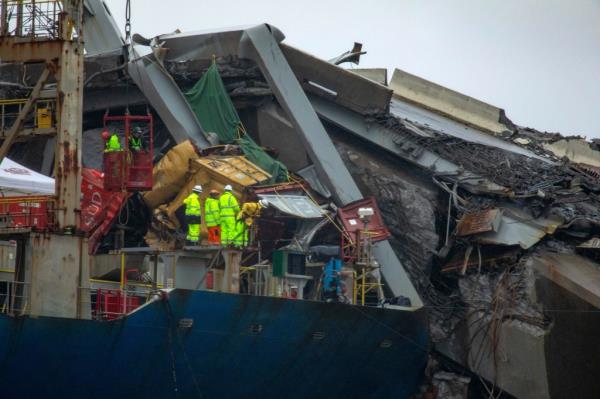 Salvors with the Unified Command co<em></em>ntinue wreckage removal from the M/V DALI, 