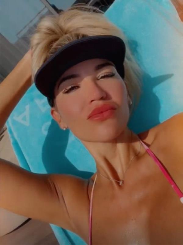 Chrstine McGuinness relaxing by the pool on holiday.