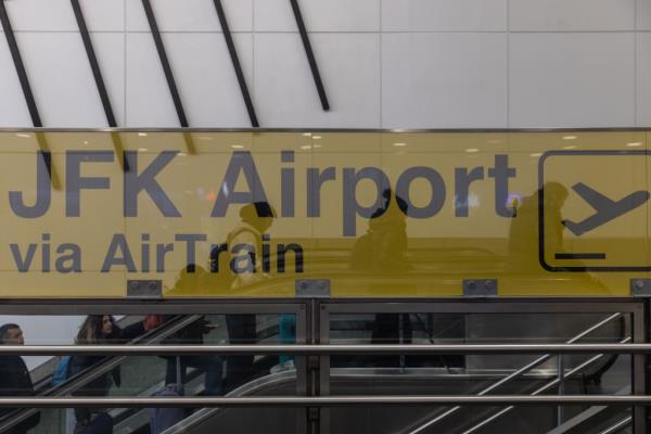 A locating sign to JFK Airport