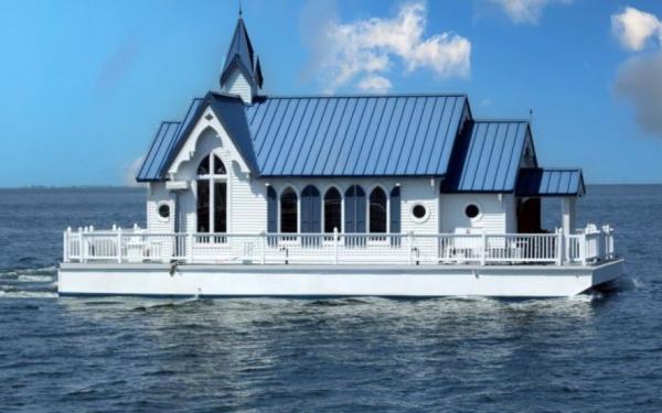 The chapel occupies 1800 square feet. 