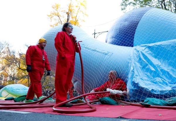 Bluey Balloon and inflating team