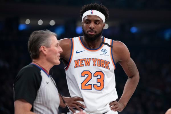 Scott Foster (l) and Mitchell Robinson (r) during the 2020 season.