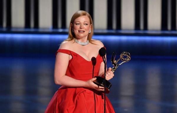 Sarah Snook accepting her Emmy Award.