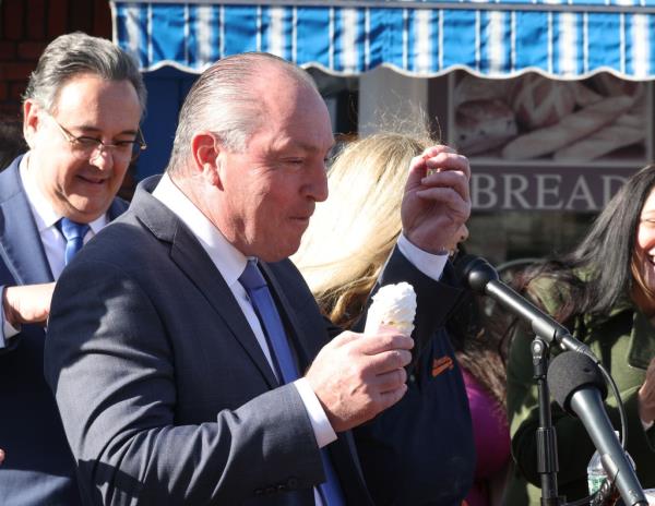 111524 Showing Staten Island Borough President Vito Fossella eating 
