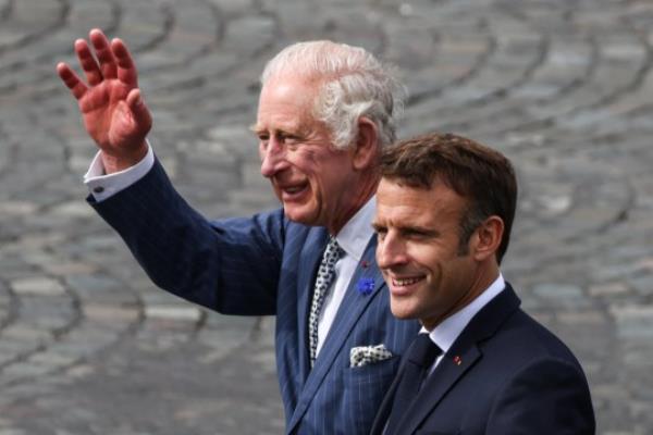 epa10871941 Britain's King Charles III (L) and French President Emmanuel Macron attend a remembrance ceremony at the Arc de Triomphe in Paris, France, 20 September 2023, on the first day of a state visit to the country. The British royal couple's three-day state visit was initially planned for March and postpo<em></em>ned because of unrests in France. EPA/Mohammed Badra