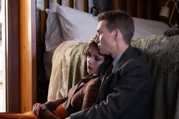 L to R: Florence Pugh is Jean Tatlock and Cillian Murphy is J. Robert Oppenheimer in OPPENHEIMER, written, produced, and directed by Christopher Nolan
