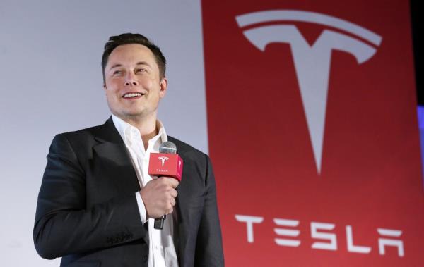 Tesla Motors CEO Elon Musk vowed on Friday to make things right with the California bakery that canceled their 4,000 pie order last minute.