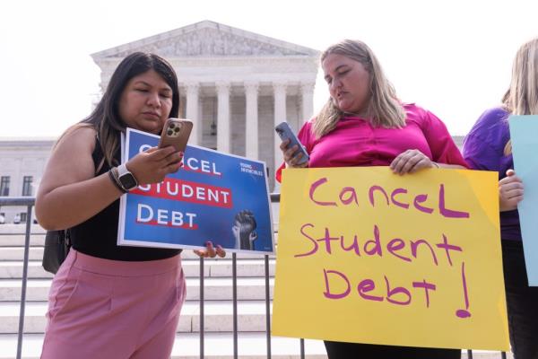 Under the Higher Education Act, Co<em></em>ngress created several programs to help borrowers pay their loans.</p>

<p>　　