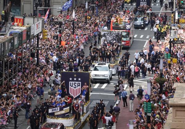 Hundreds of thousands soccer fans attended the Friday's  ticker-tape parade trough Canyon of Heroes in lower Manhattan to ho<em></em>nor the 2019 Women's World Cup champions.