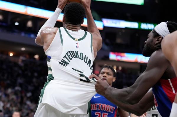 Isaiah Stewart yanks on Giannis' jersey. 