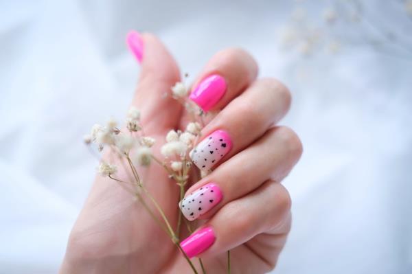 pink manicure 