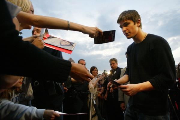 Actor Josh Hartnett greeted by fans on the red carpet at a benefit for his new film, 'Hollywood Homicide', in Edina, Minn, June 4, 2003