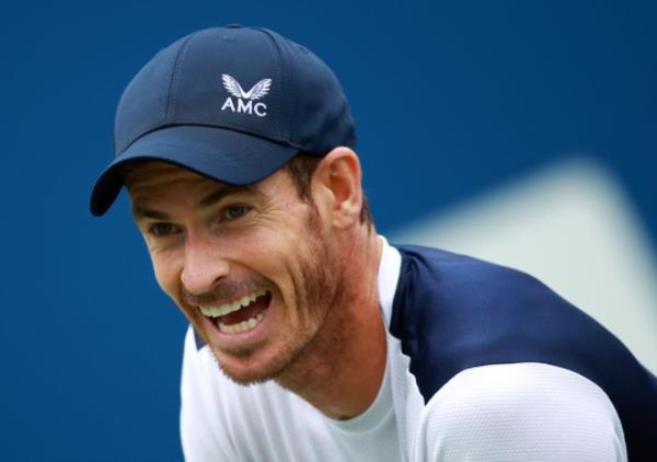 Andy Murray playing tennis in Toronto