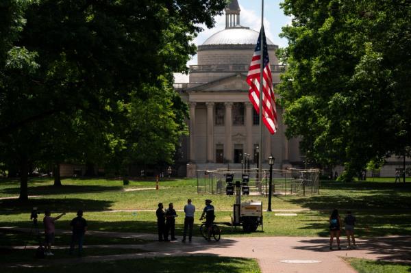 A barricade protects the American flag at Polk Place at the University of North Carolina on May 1, 2024.</p>

<p>　　