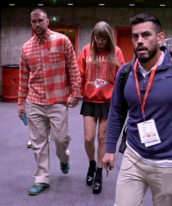 Travis Kelce and Taylor Swift leave Arrowhead stadium after the Chiefs beat the Los Angeles Chargers on Oct. 22, 2023, in Kansas City, Mo.</p>

<p>　　