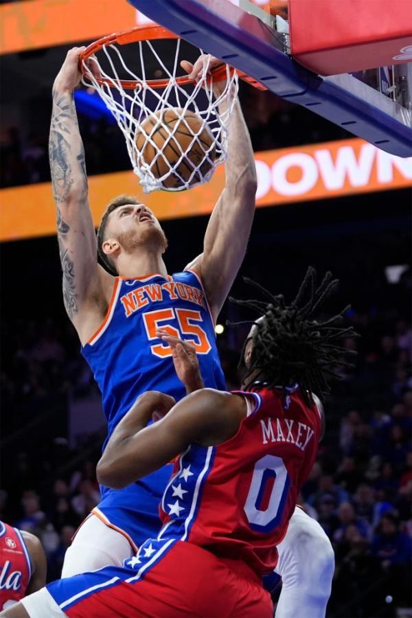 Isaiah Hartenstein dunks for two points during the Knicks' statement win against the 76ers.