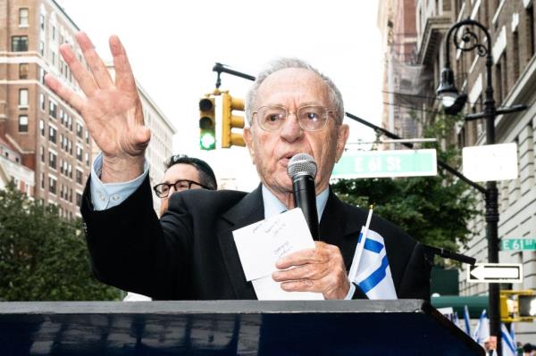 Alan Dershowitz, American lawyer and former law professor, speaking during a Pro-Israel rally outside of the hotel Israeli Prime Minister Benjamin Netanyahu is staying on Park Avenue in New York City.</p>

<p>　　Israel Related Demo<em></em>nstrations in New York City