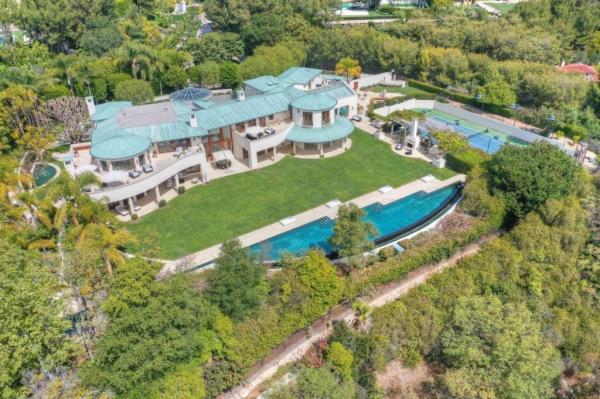 Keryn would often travel from her Colorado home to stay at the mogul’s Los Angeles mansion overlooking Beverly Hills.