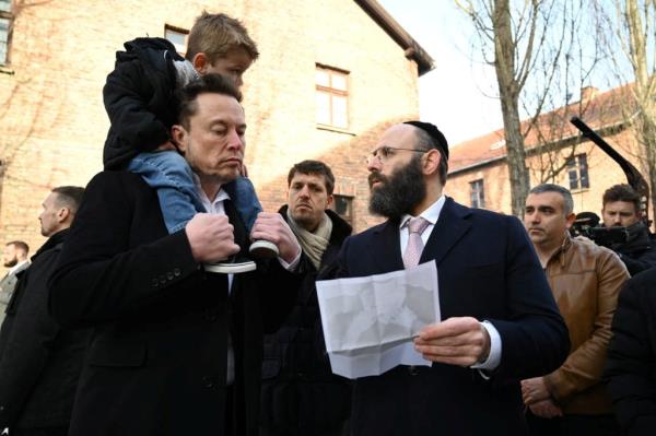 Musk and his son are seen left alo<em></em>ngside European Jewish Association chairman Rabbi Menachem Margolin.