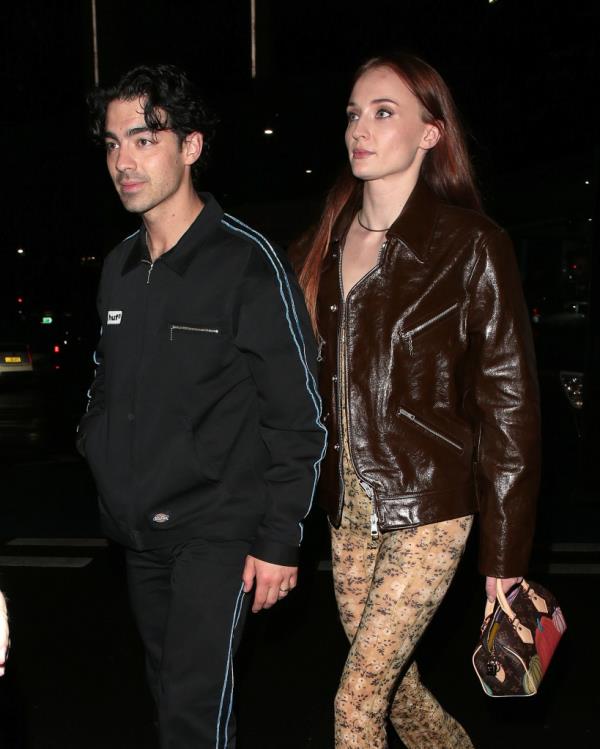 Sophie Turner and Joe Jo<em></em>nas holding hands. 