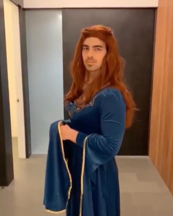 Joe Jo<em></em>nas dressed as Sansa Stark. 
