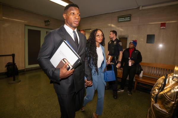 Jo<em></em>nathan Majors enters the court room with Meagan Good